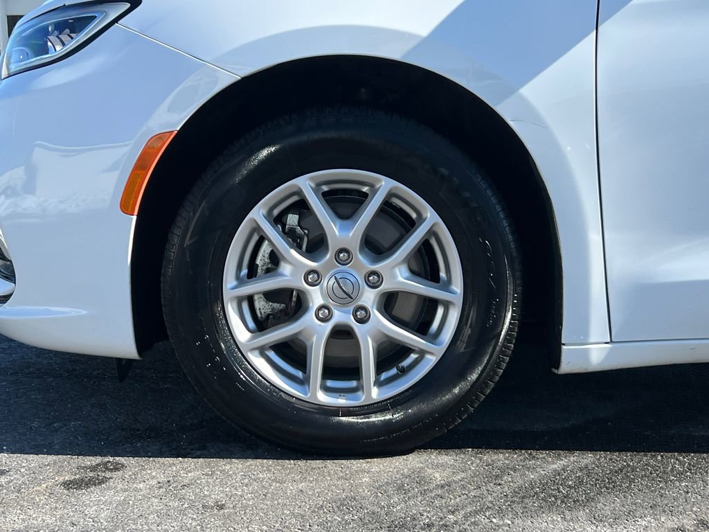 Used 2024 Chrysler Pacifica Touring-L image 7