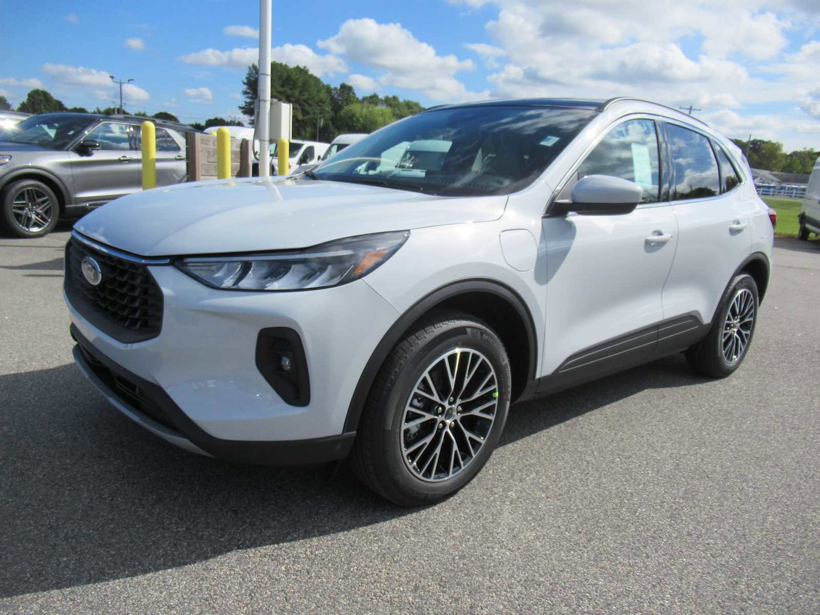 New 2026 Ford Escape SE FWD image 1