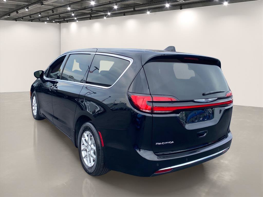 Used 2026 Chrysler Pacifica Select FWD image 5