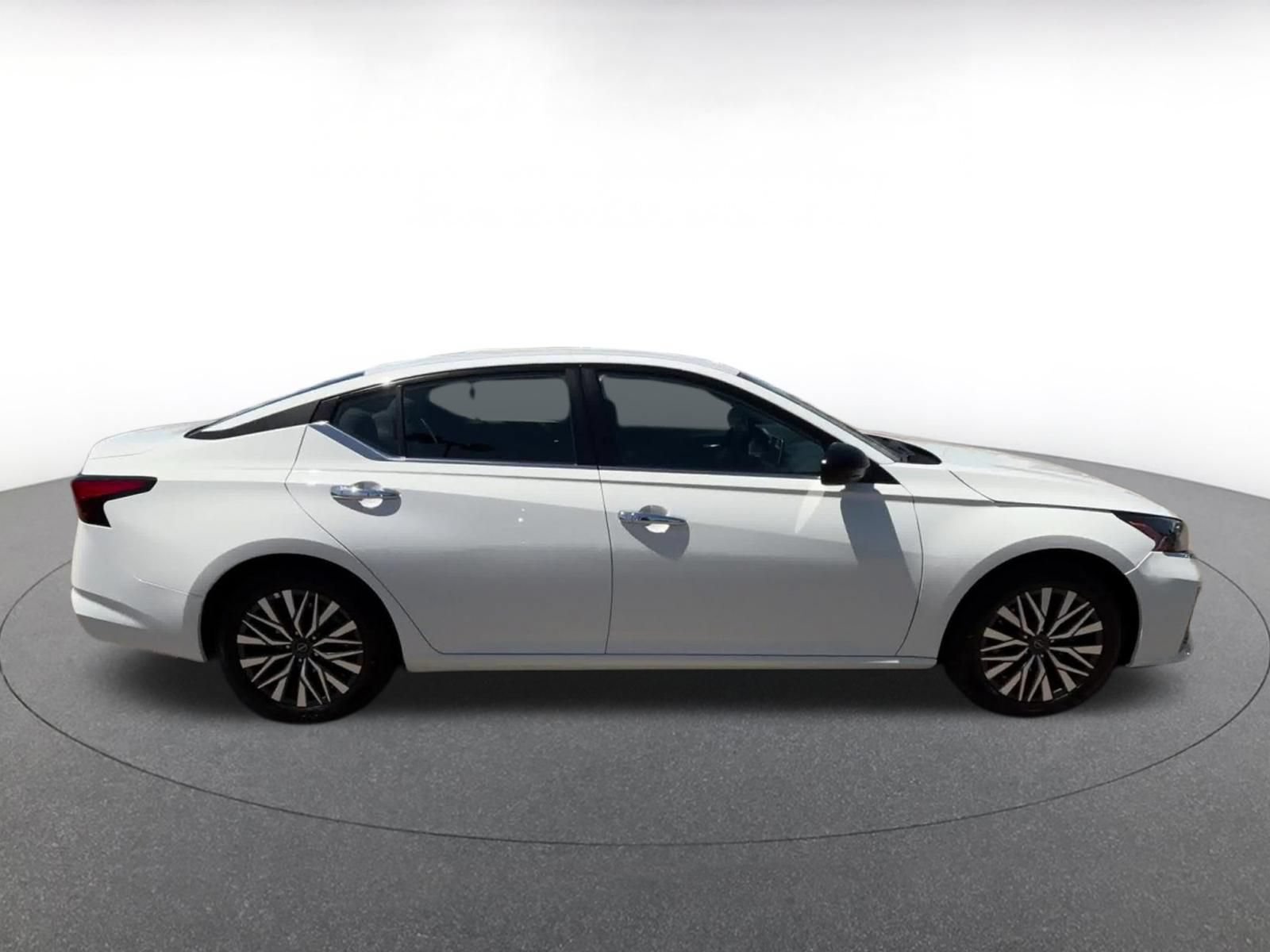 Used 2025 Nissan Altima 2.5 SV FWD image 16