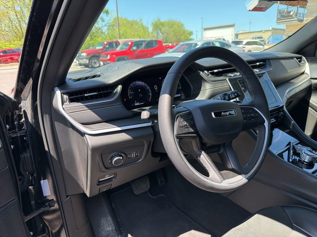 Used 2025 Jeep Grand Cherokee Altitude AWD/4WD image 18
