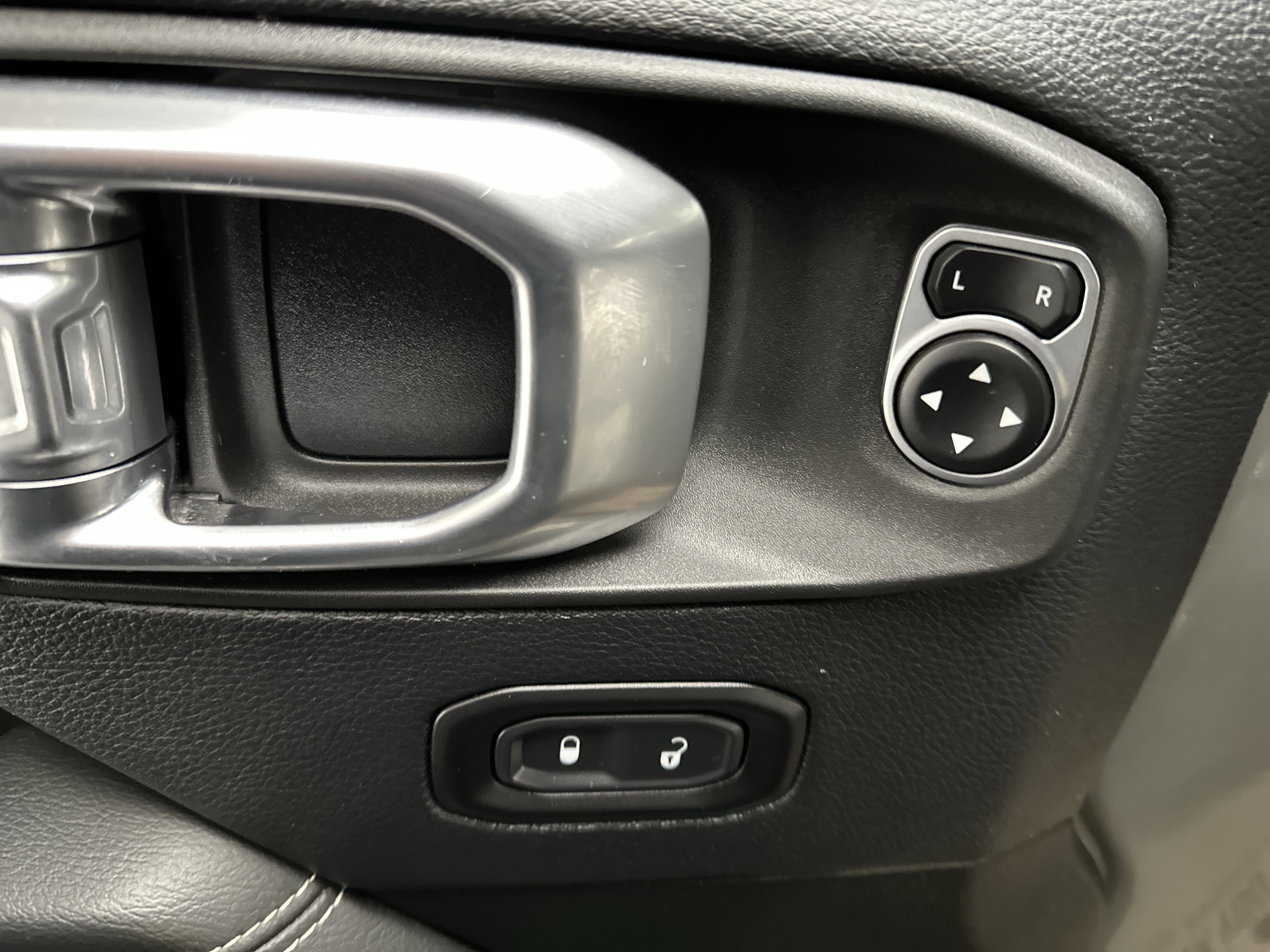 Used 2019 Jeep Wrangler Unlimited Sahara w/ Dual Top Group image 22