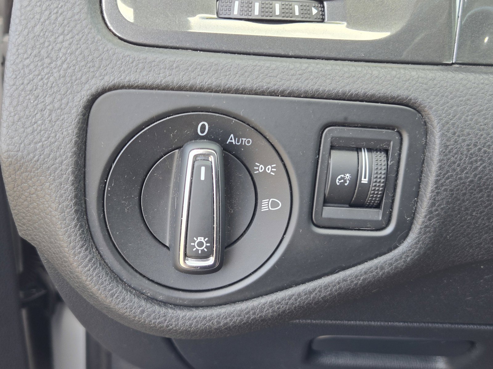 Used 2017 Volkswagen e-Golf SE FWD image 26