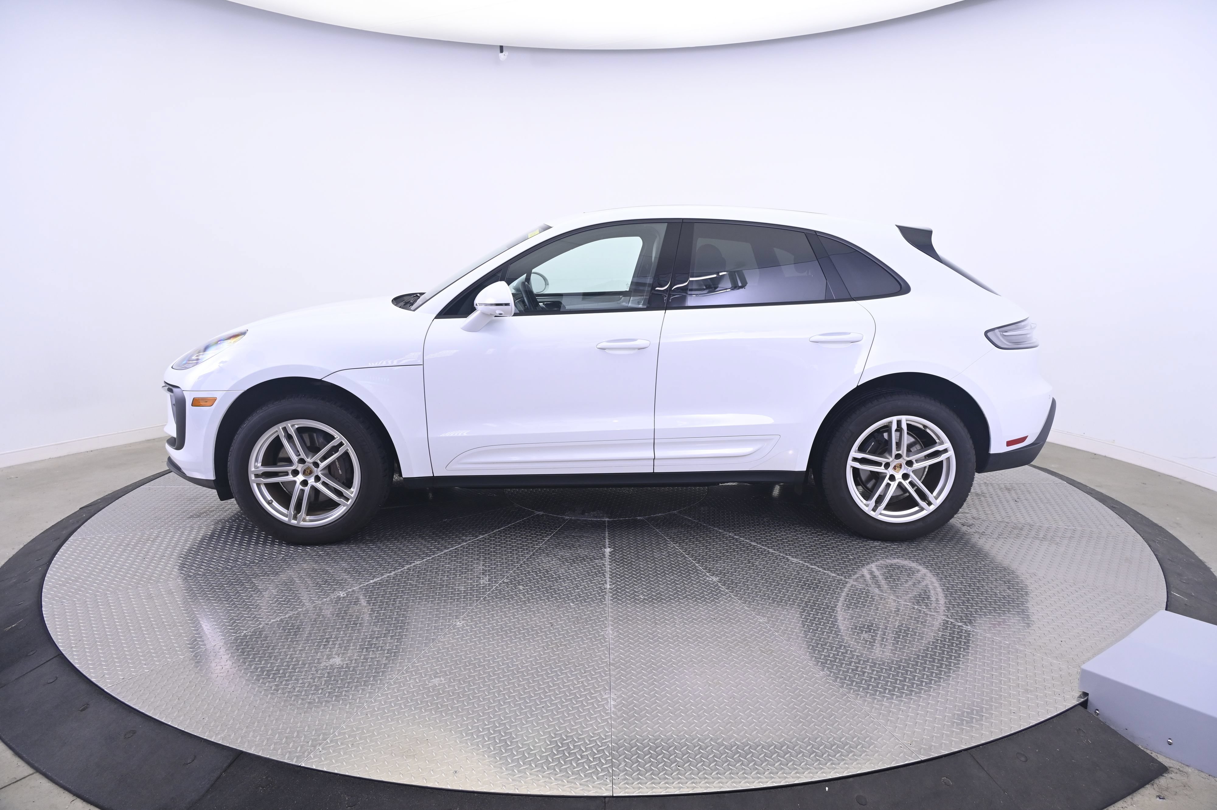 Certified 2023 Porsche Macan AWD/4WD image 2
