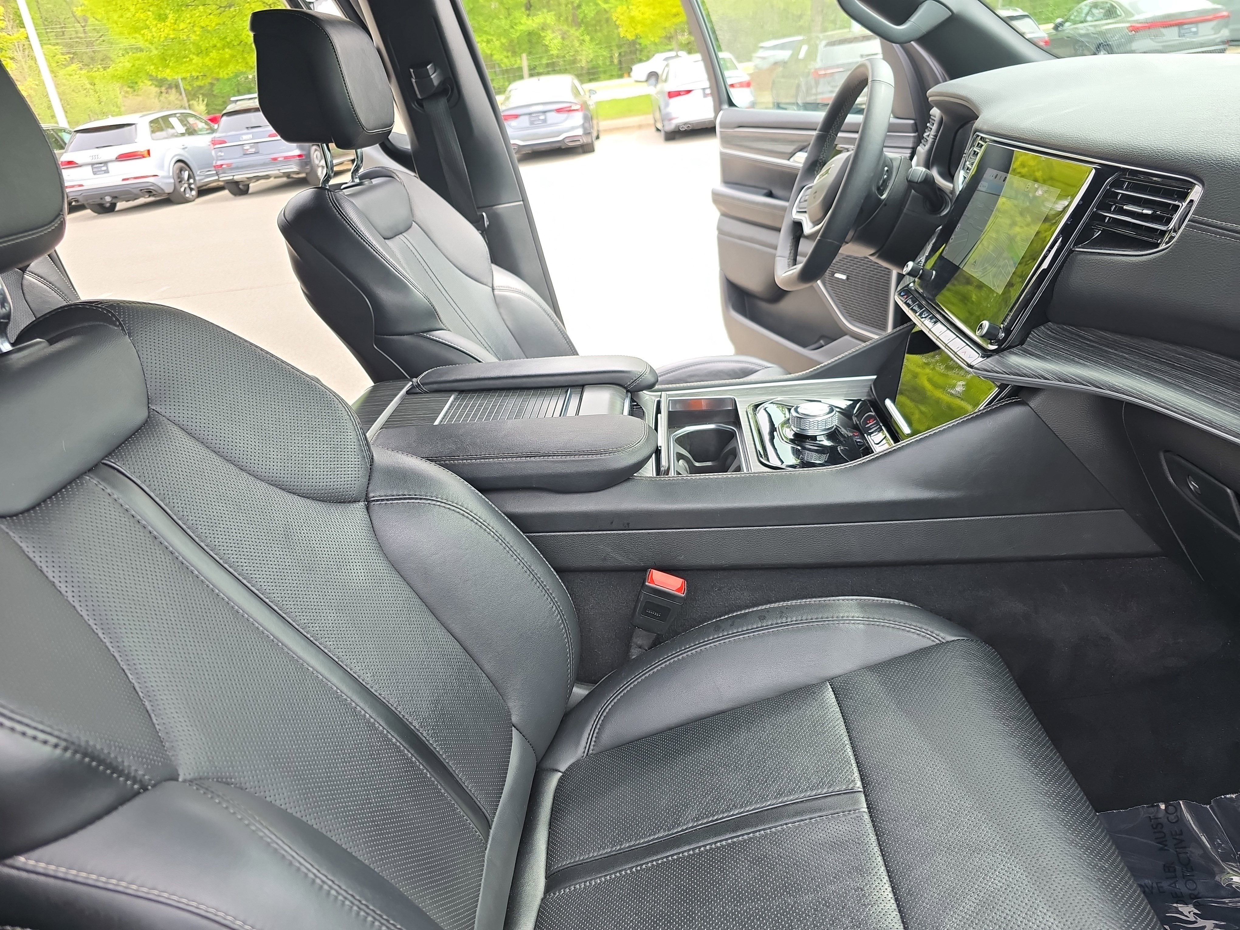Used 2024 Jeep Wagoneer L Series II RWD image 10