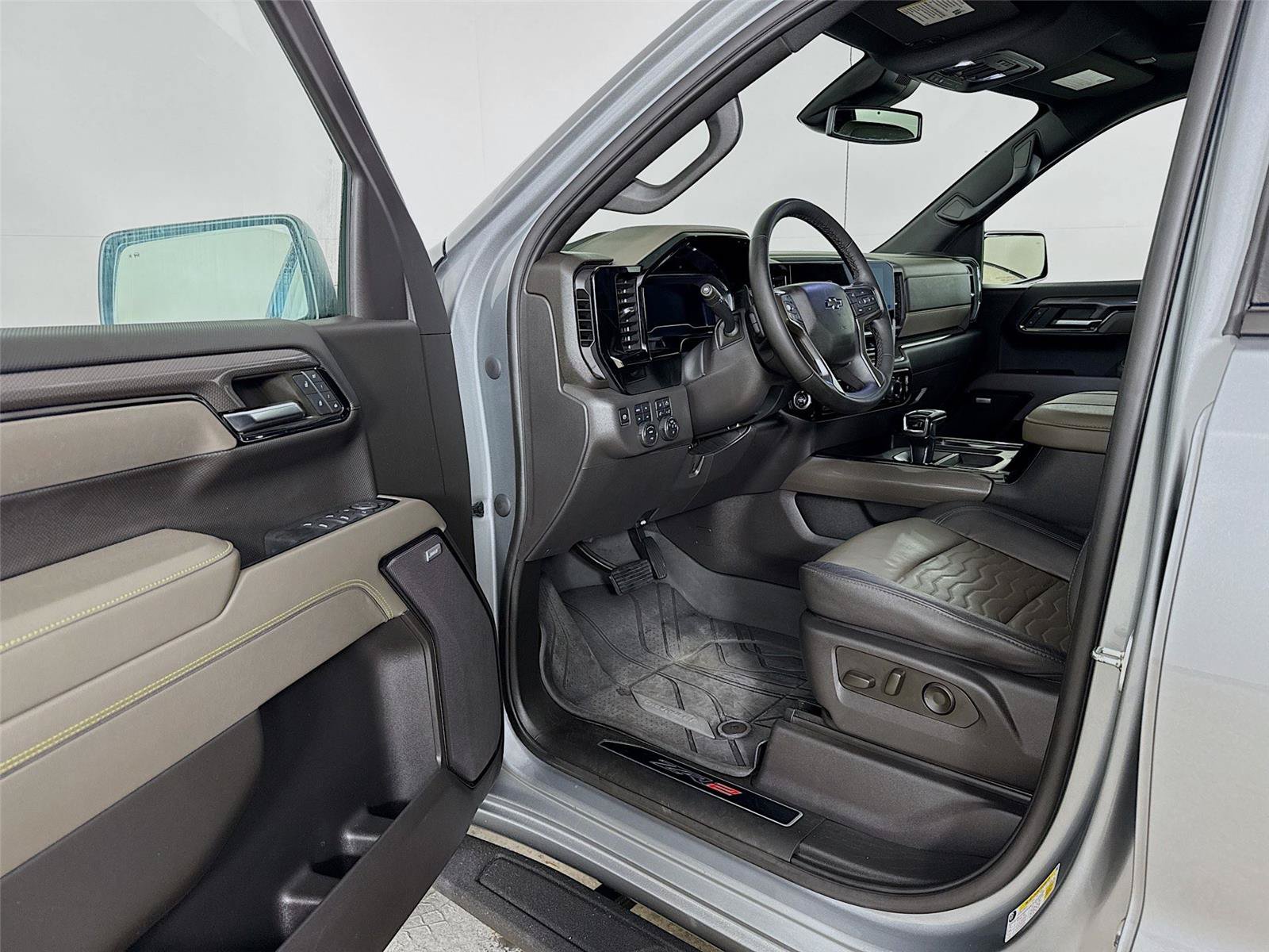 Used 2023 Chevrolet Silverado 1500 ZR2 AWD/4WD image 3