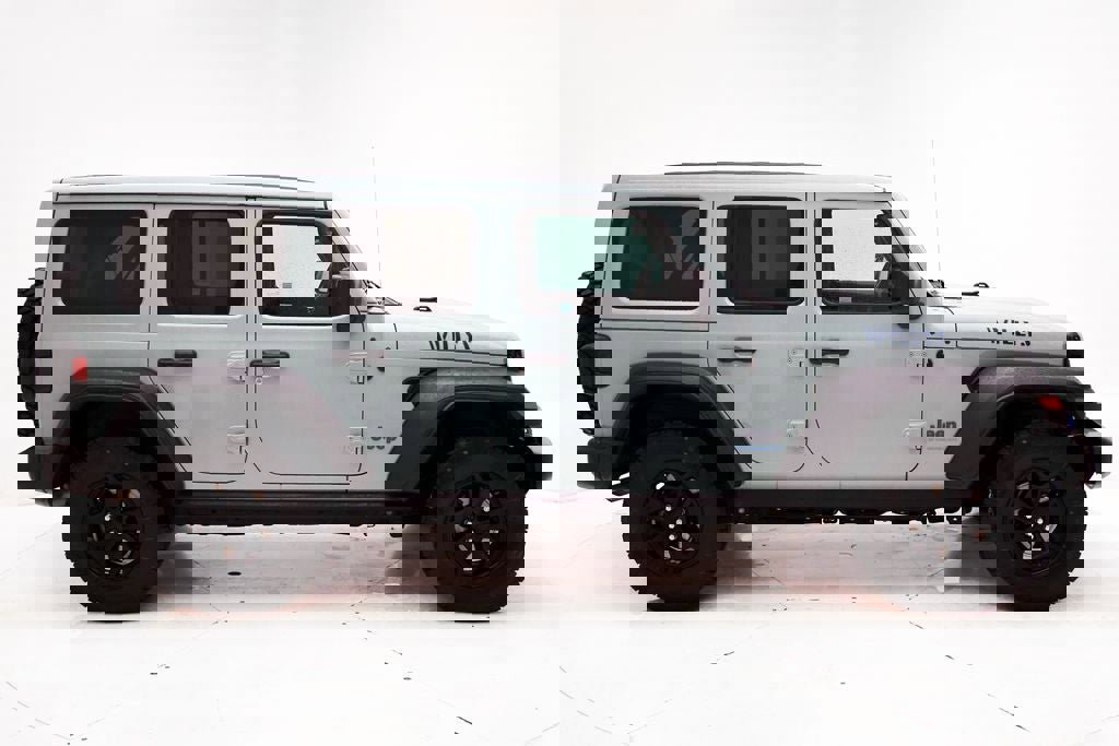 Used 2023 Jeep Wrangler Unlimited w/ Sun & Screen Package image 3