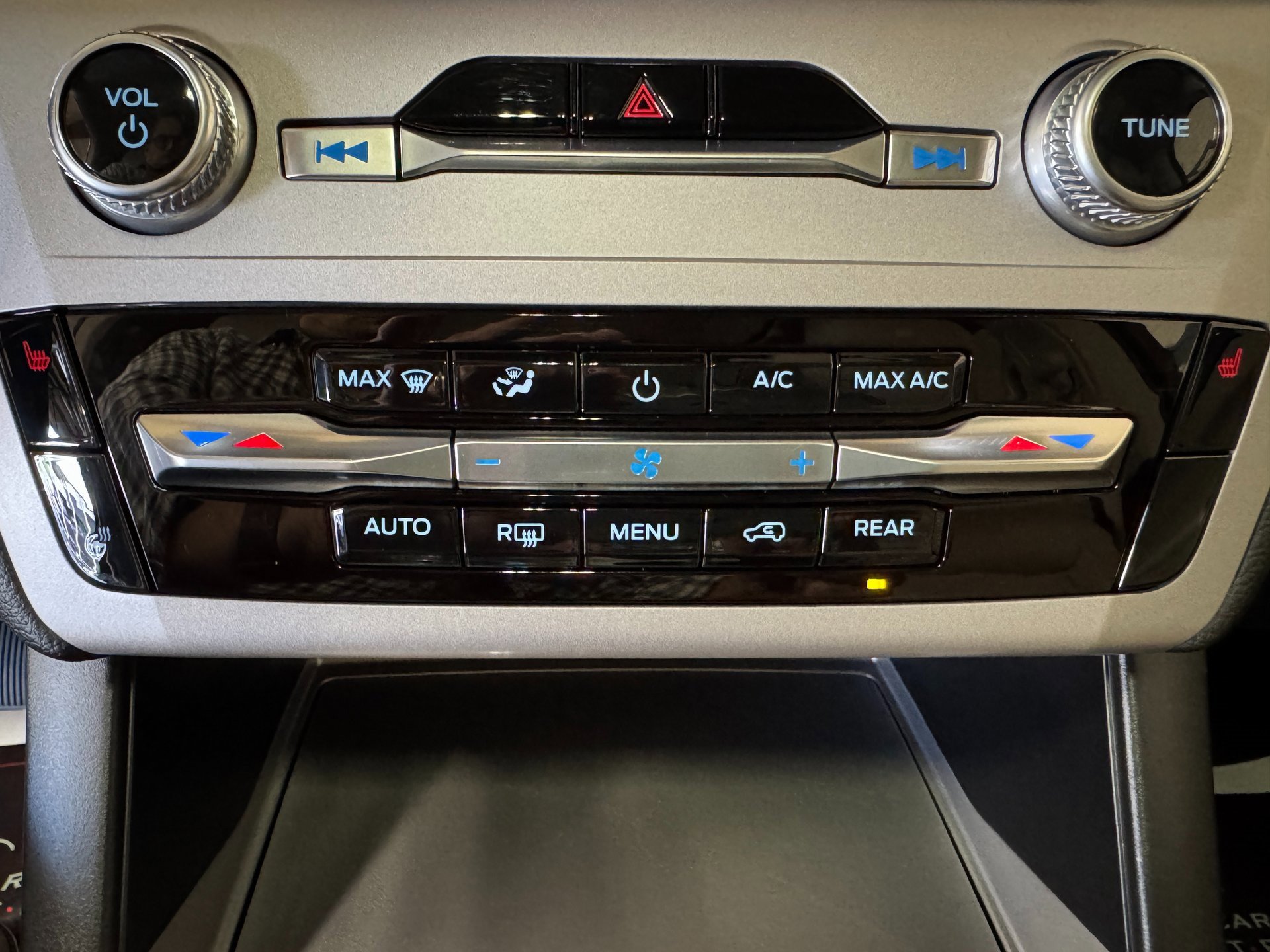 Used 2023 Ford Explorer XLT w/ Equipment Group 202A image 34