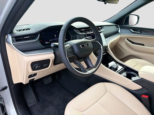 Used 2025 Jeep Grand Cherokee Limited w/ Luxury Tech Group II image 25