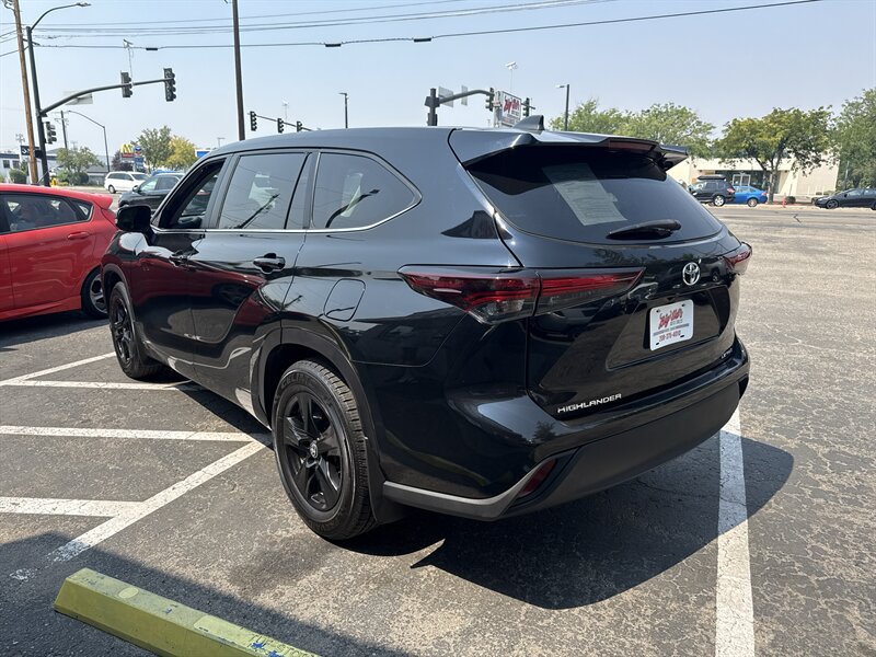 Used 2024 Toyota Highlander LE AWD/4WD image 3