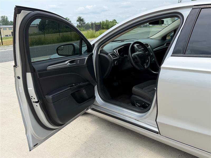 Used 2017 Ford Fusion SE FWD image 8