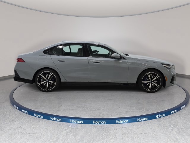 Certified 2026 BMW 530i xDrive w/ M Sport Package AWD/4WD image 4