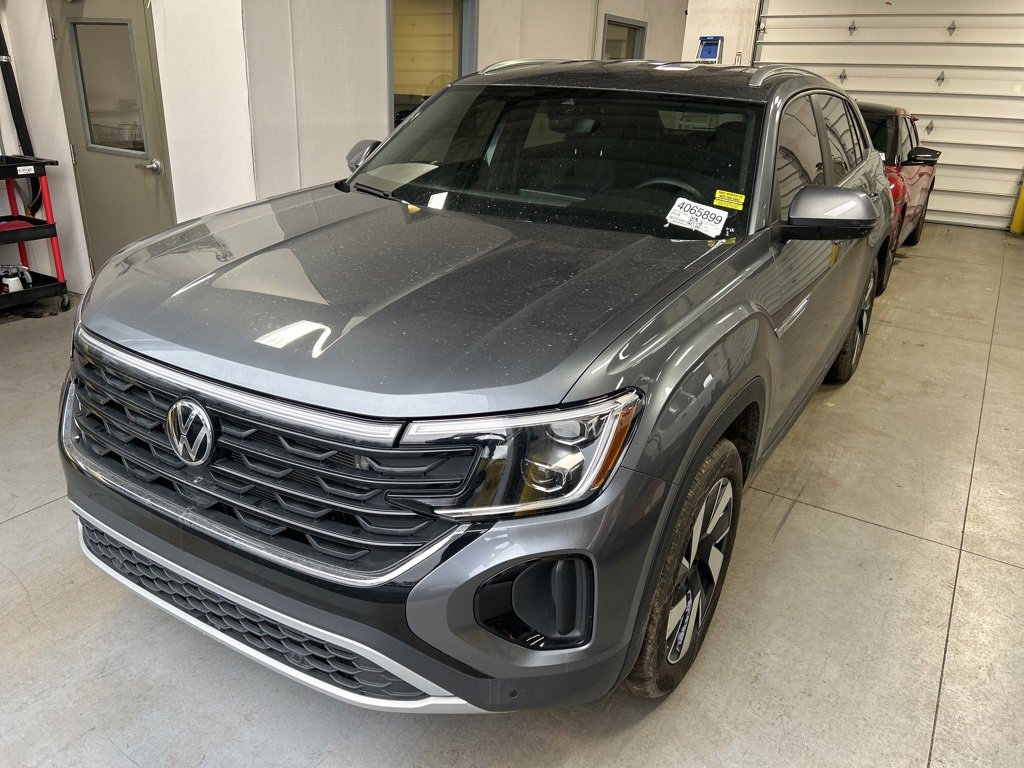 Used 2025 Volkswagen Atlas Cross Sport SE image 2