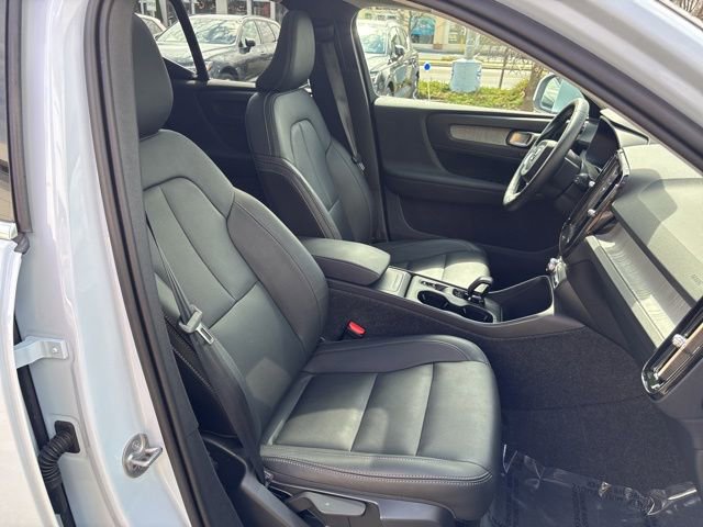 Used 2025 Volvo XC40 B5 Core image 16