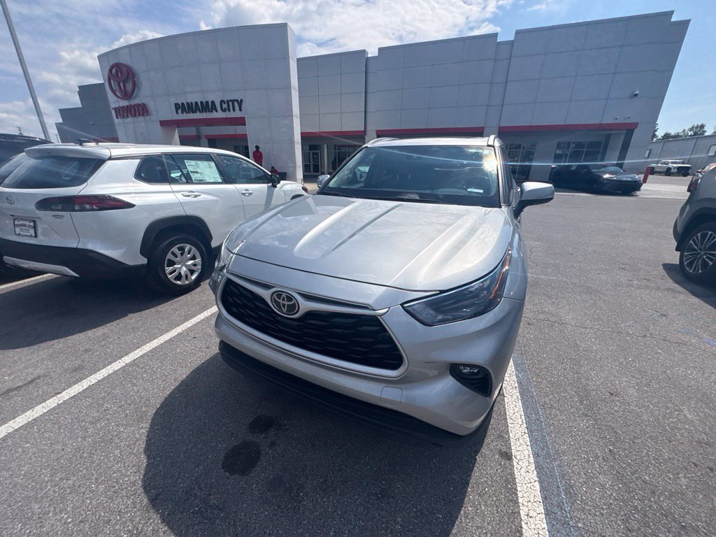 Used 2024 Toyota Highlander XLE FWD image 10