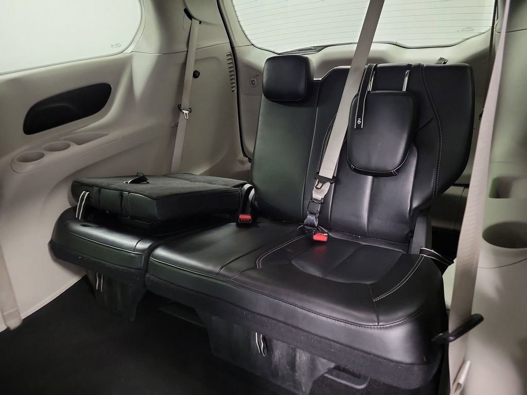 Used 2023 Chrysler Pacifica Touring-L image 20