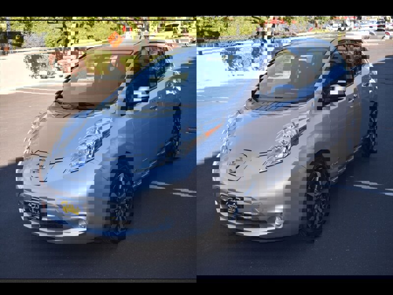 Used 2016 Nissan Leaf SV image 3