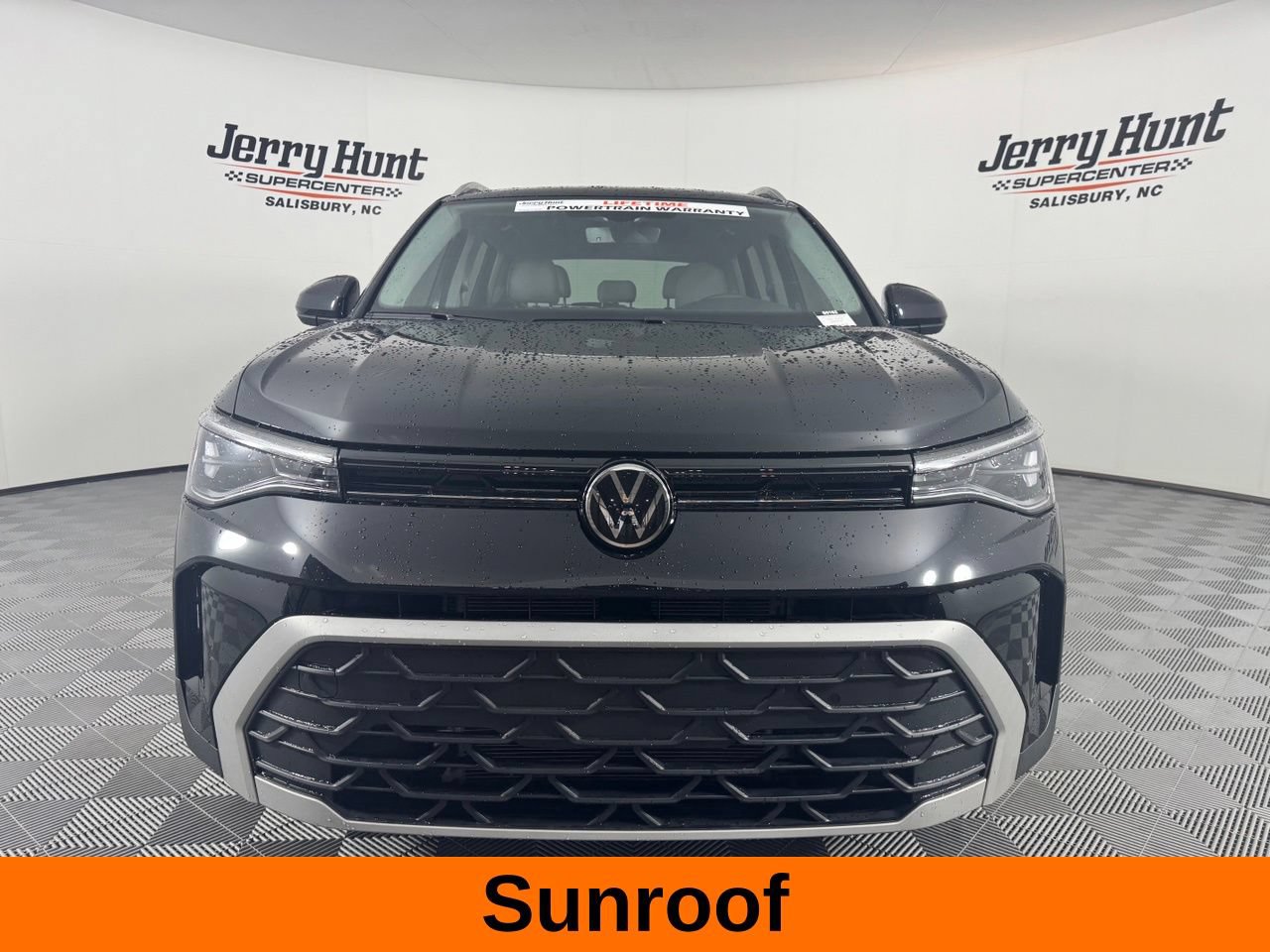 Used 2025 Volkswagen Taos SE w/ Panoramic Sunroof Package FWD image 4