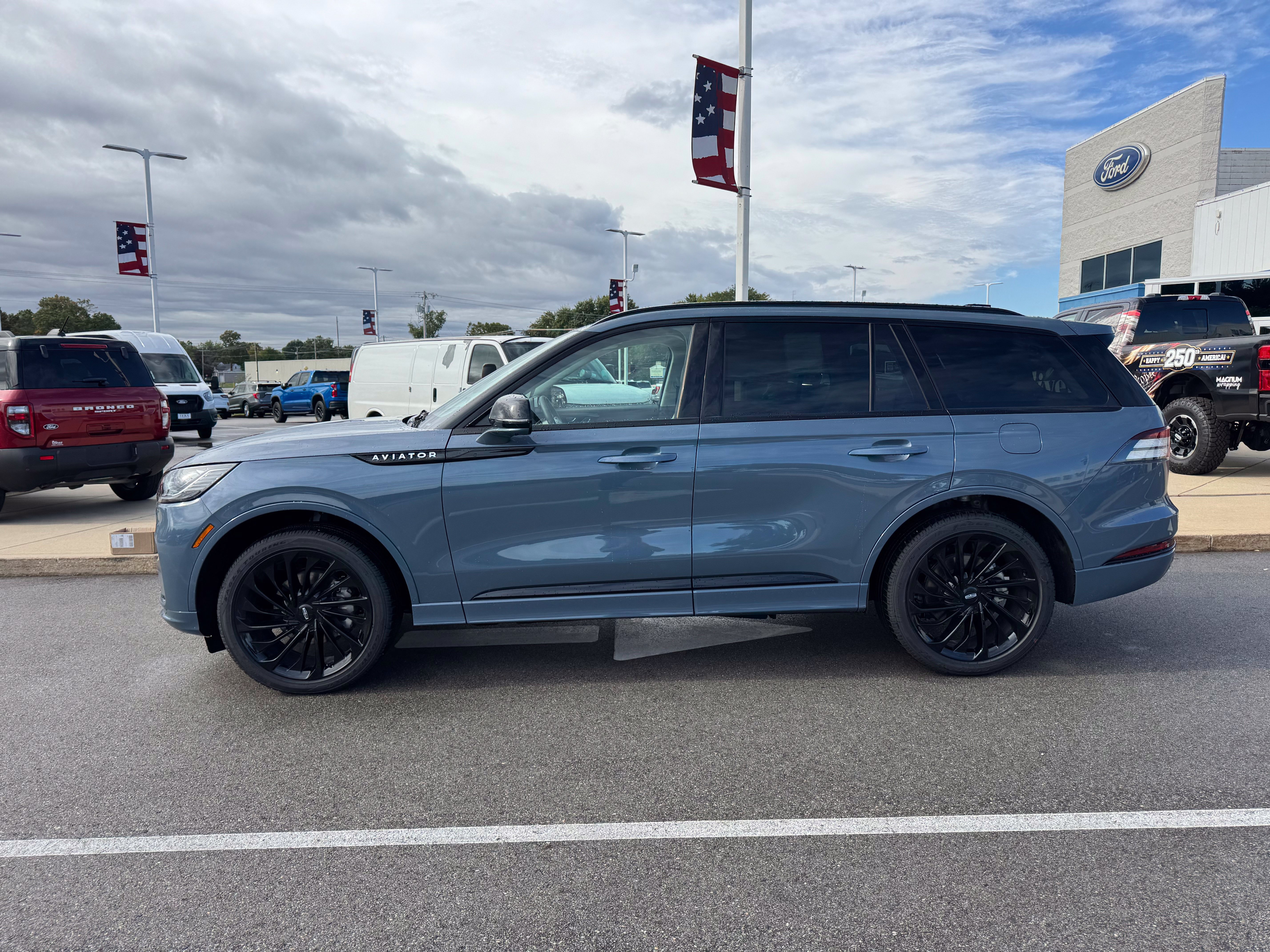 New 2026 Lincoln Aviator Reserve w/ Jet Appearance Package AWD/4WD image 4