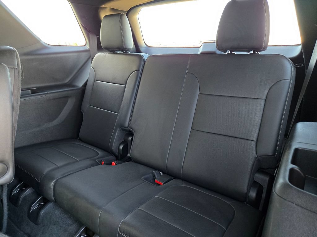 Used 2023 Chevrolet Traverse Premier FWD image 16
