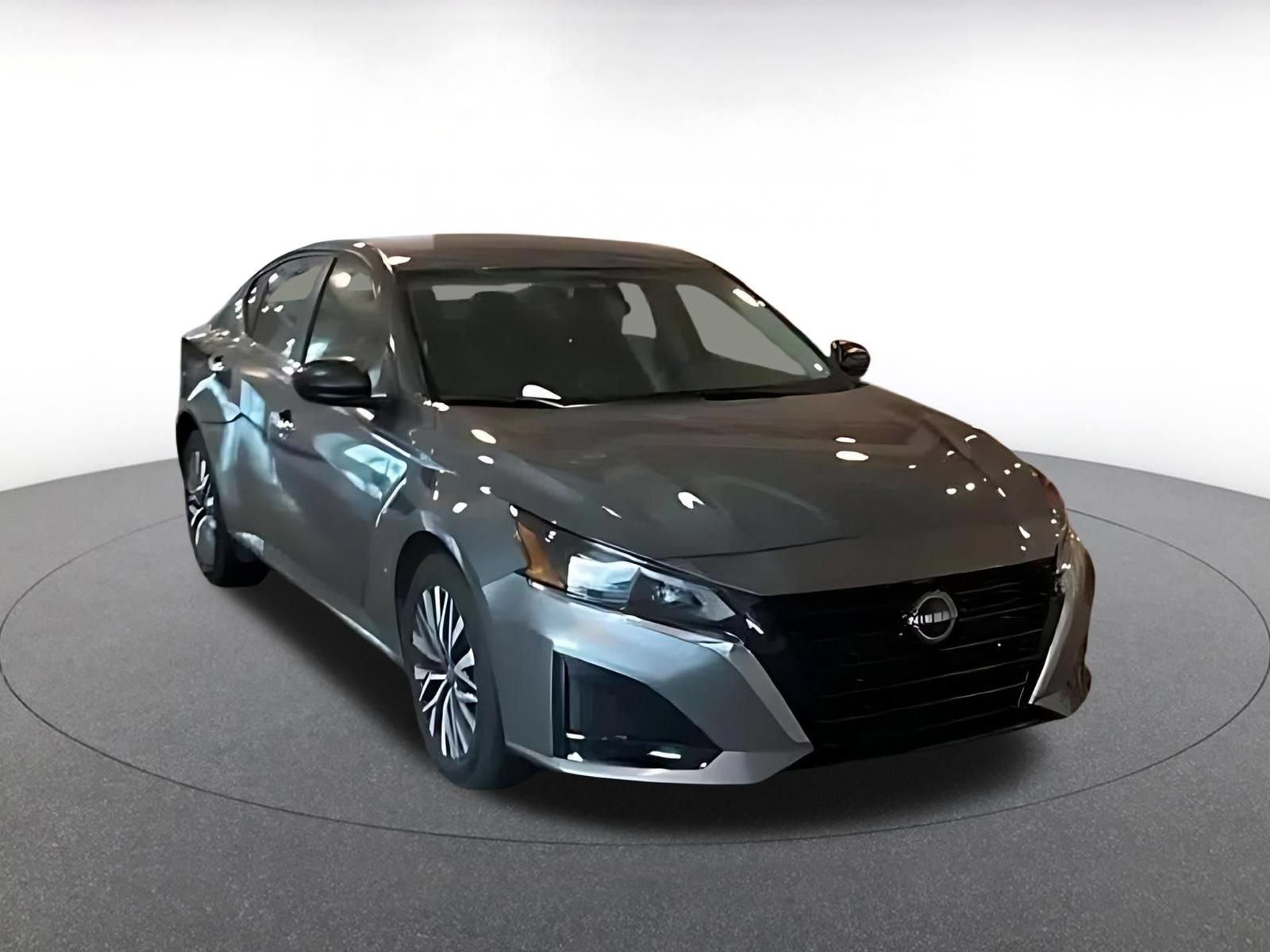 Used 2025 Nissan Altima 2.5 SV FWD image 14