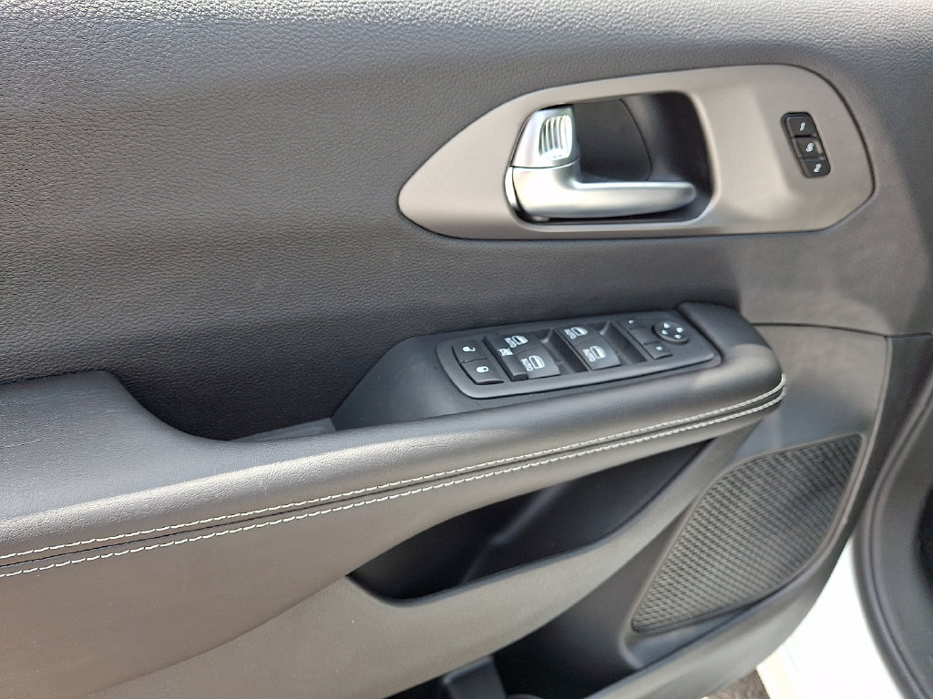 New 2027 Chrysler Pacifica Select AWD/4WD image 9