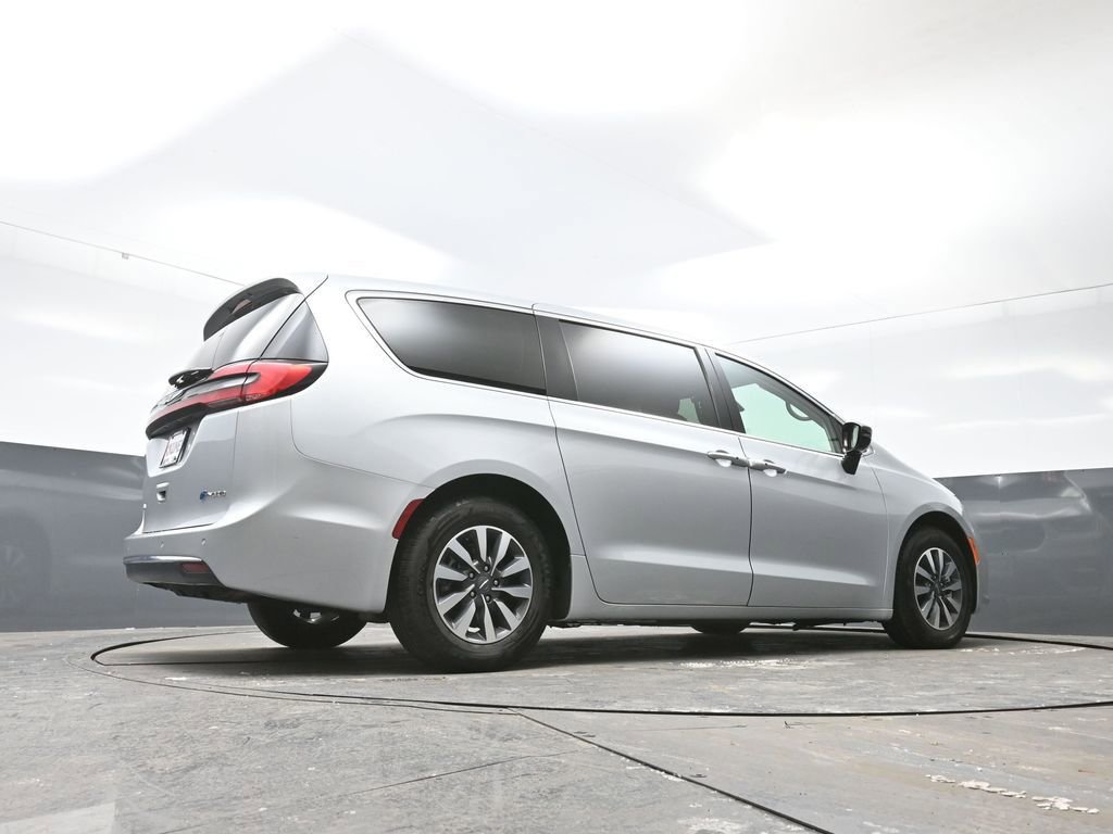 Used 2024 Chrysler Pacifica Select image 49