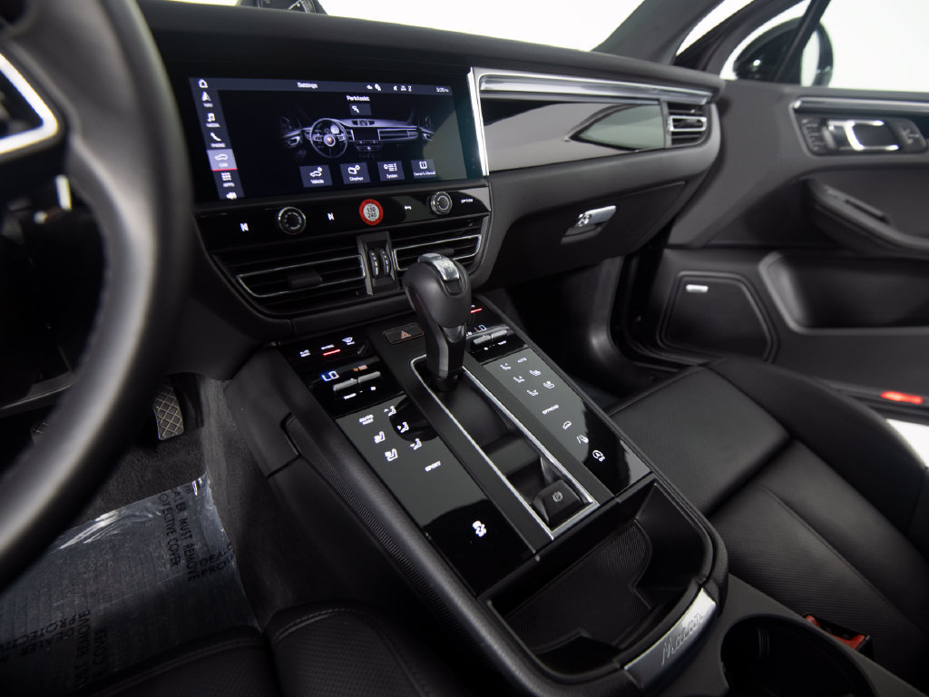 Certified 2026 Porsche Macan AWD/4WD image 28
