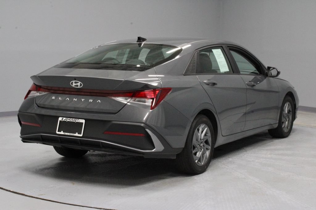 Used 2024 Hyundai Elantra SEL FWD image 11