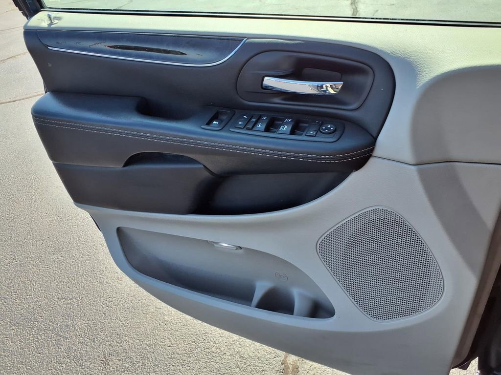 Used 2016 Chrysler Town & Country Touring w/ Driver Convenience Group FWD image 20