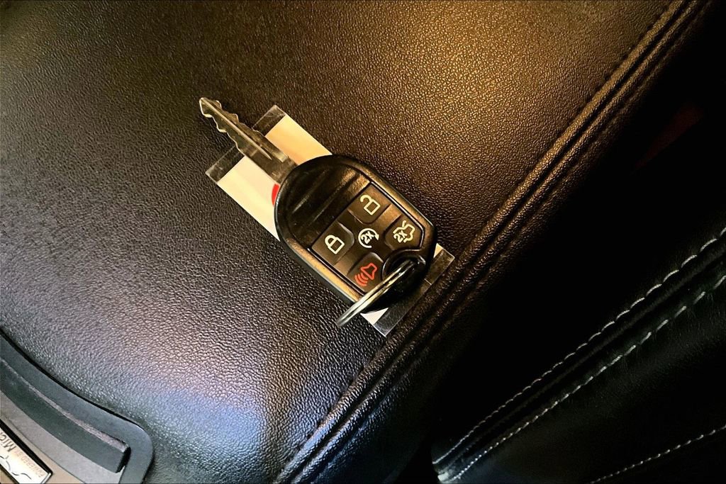 Used 2013 Ford Taurus SEL image 27