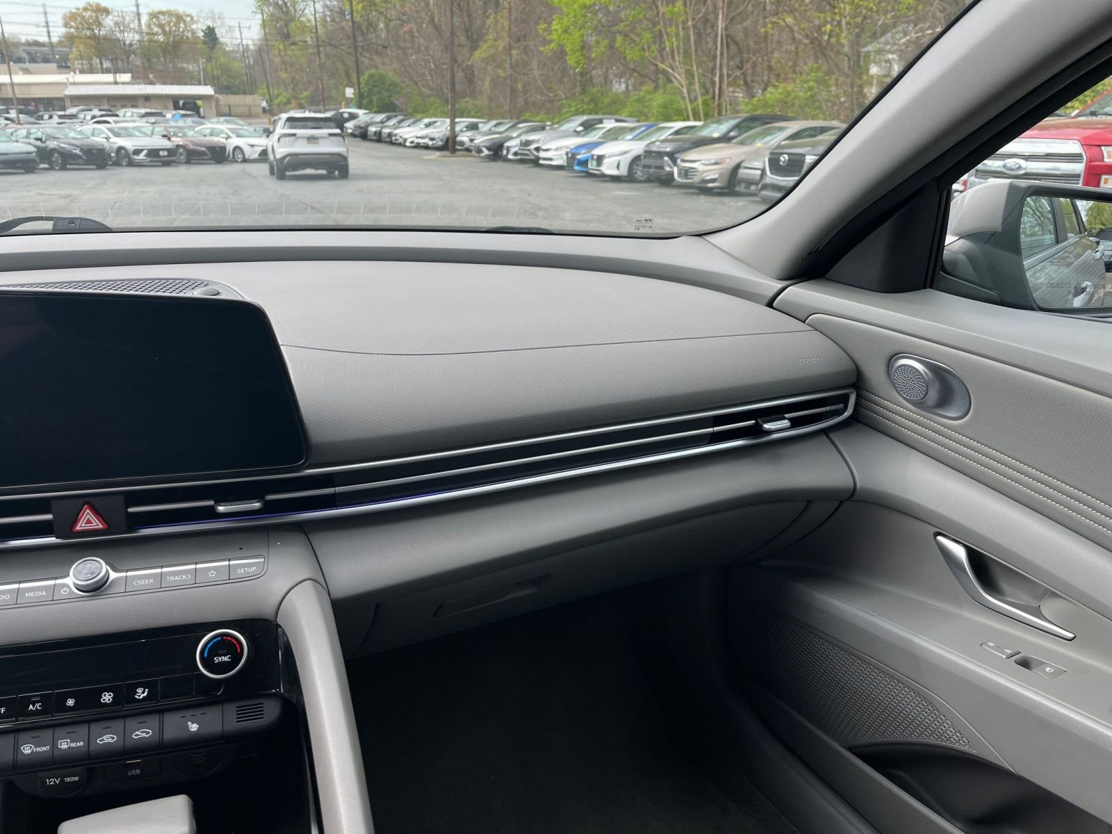 Used 2025 Hyundai Elantra SEL image 32