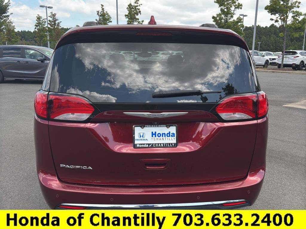 Used 2017 Chrysler Pacifica Touring-L w/ Tire & Wheel Group FWD image 6