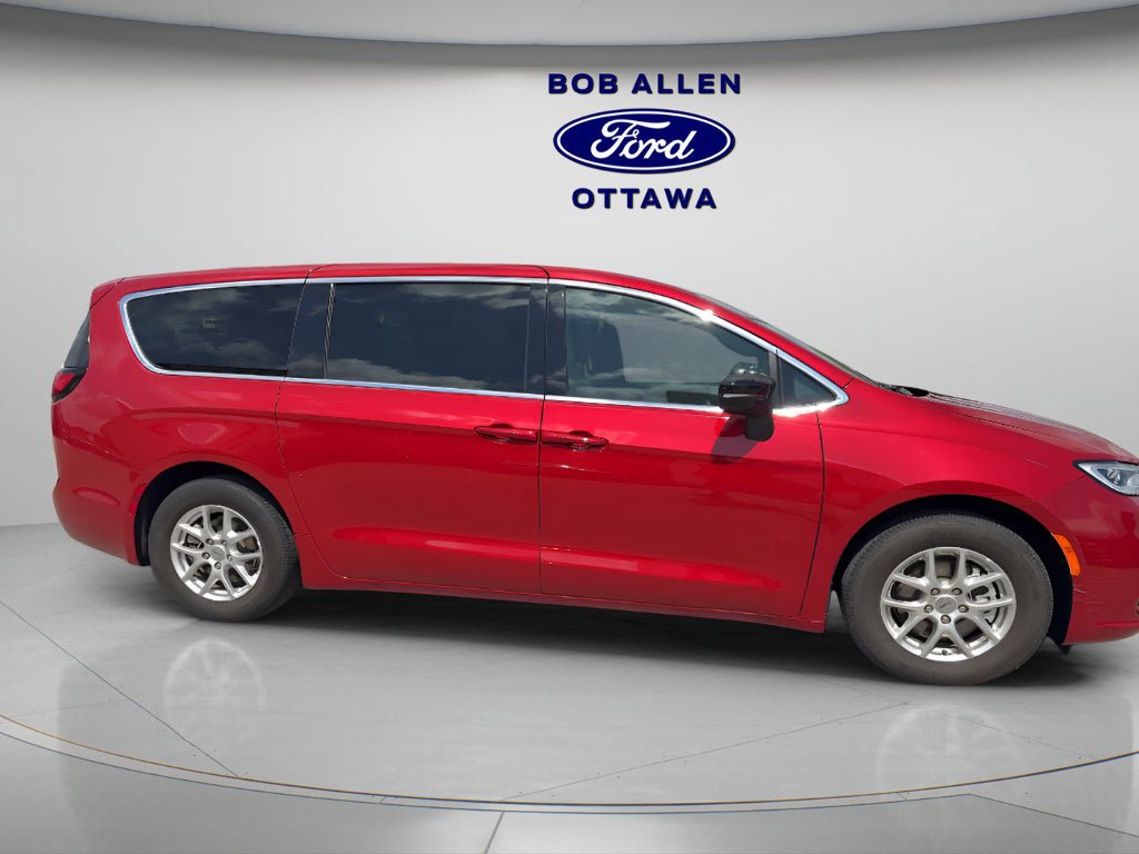 Used 2025 Chrysler Pacifica Select FWD image 12