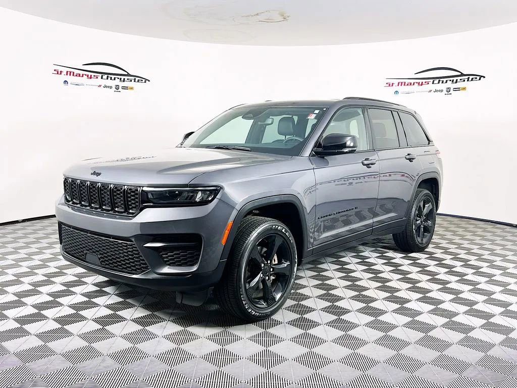 Used 2024 Jeep Grand Cherokee Altitude AWD/4WD image 4
