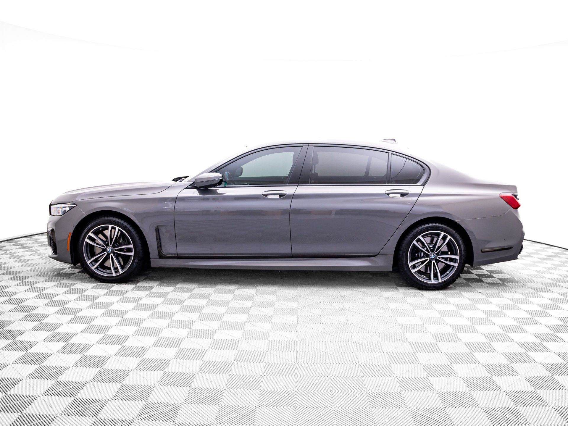 Used 2022 BMW 740i xDrive w/ M Sport Package AWD/4WD video 2