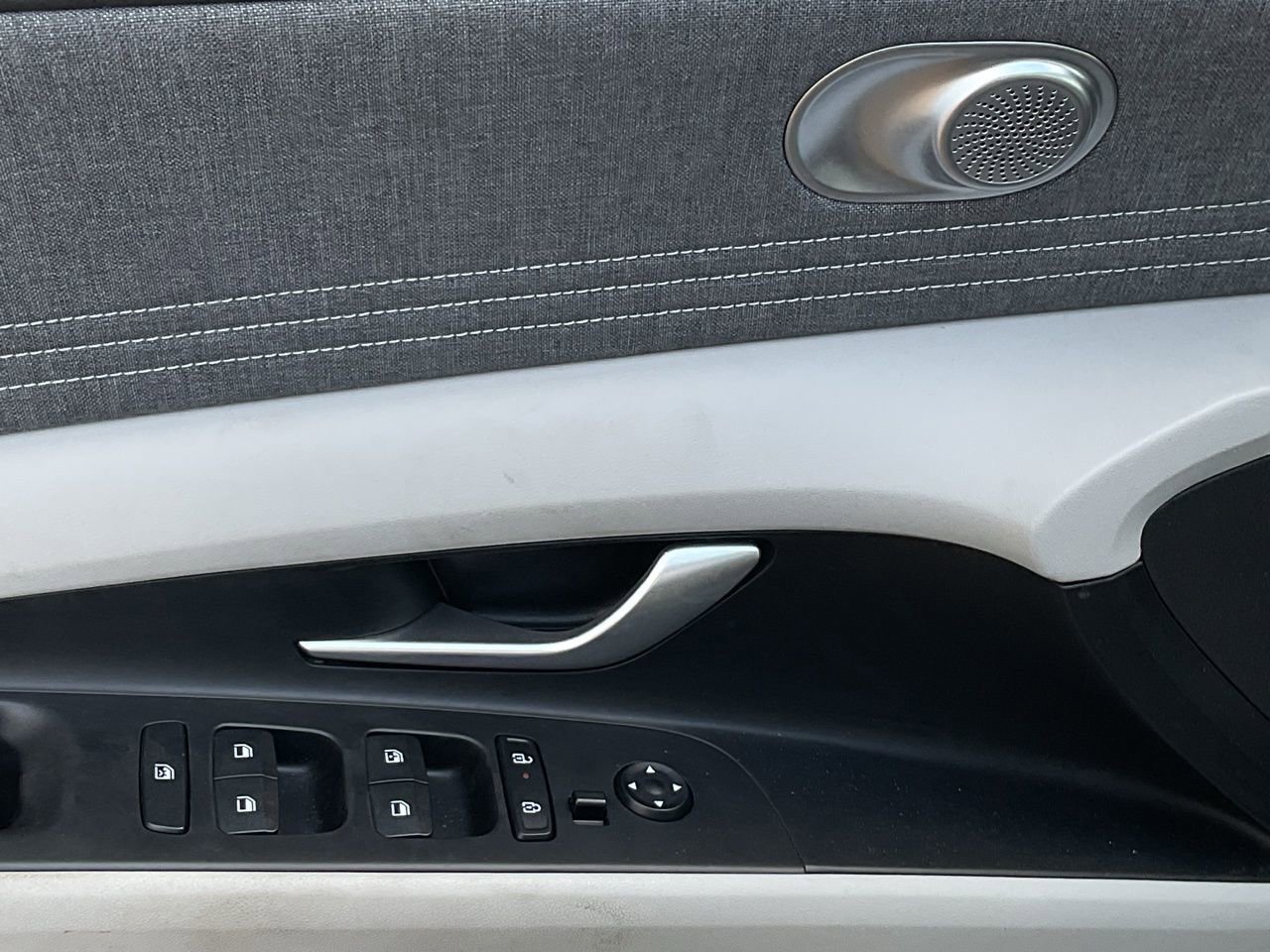 Used 2025 Hyundai Elantra Limited image 13