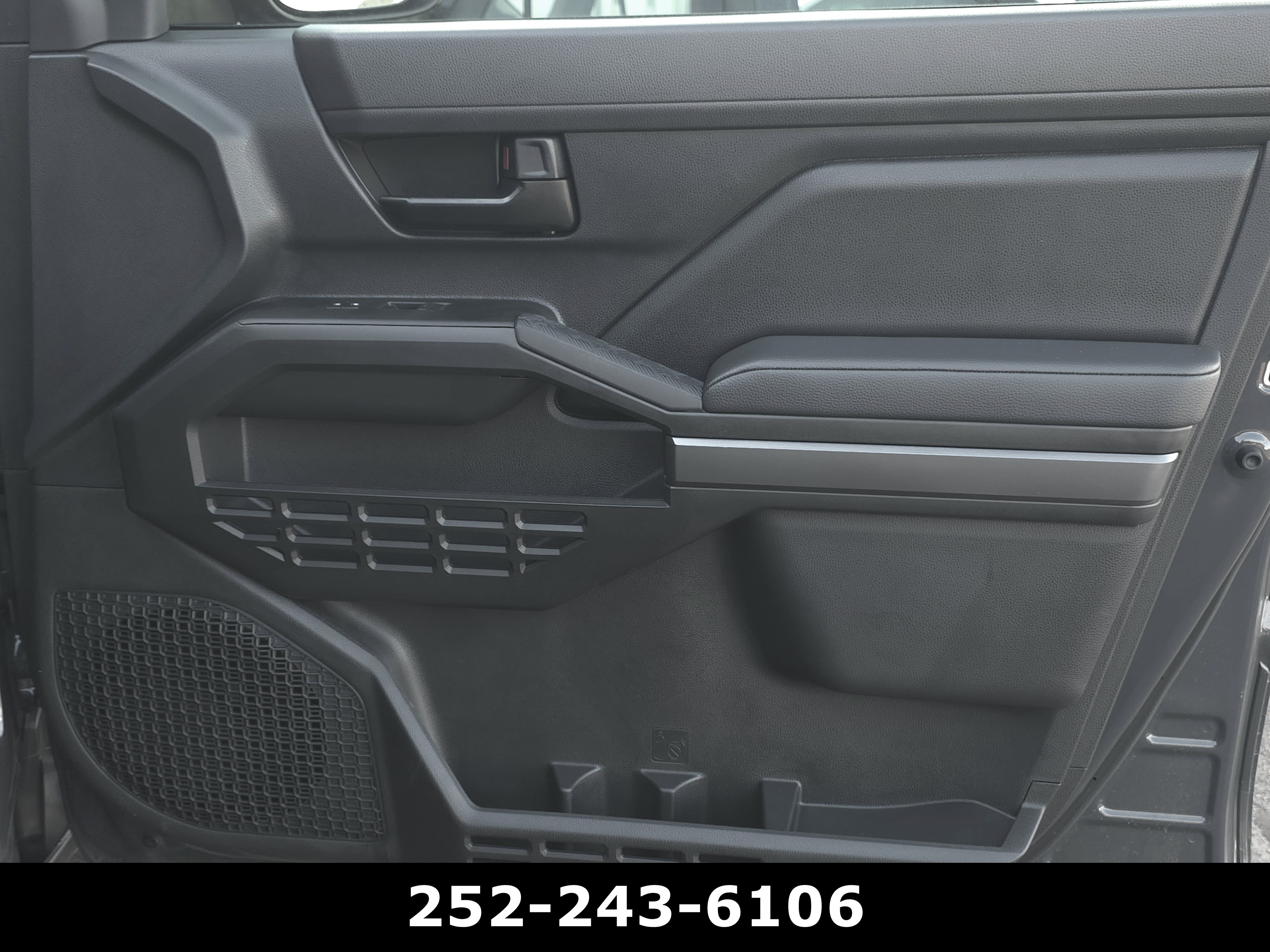 Used 2025 Toyota Tacoma SR5 AWD/4WD image 41