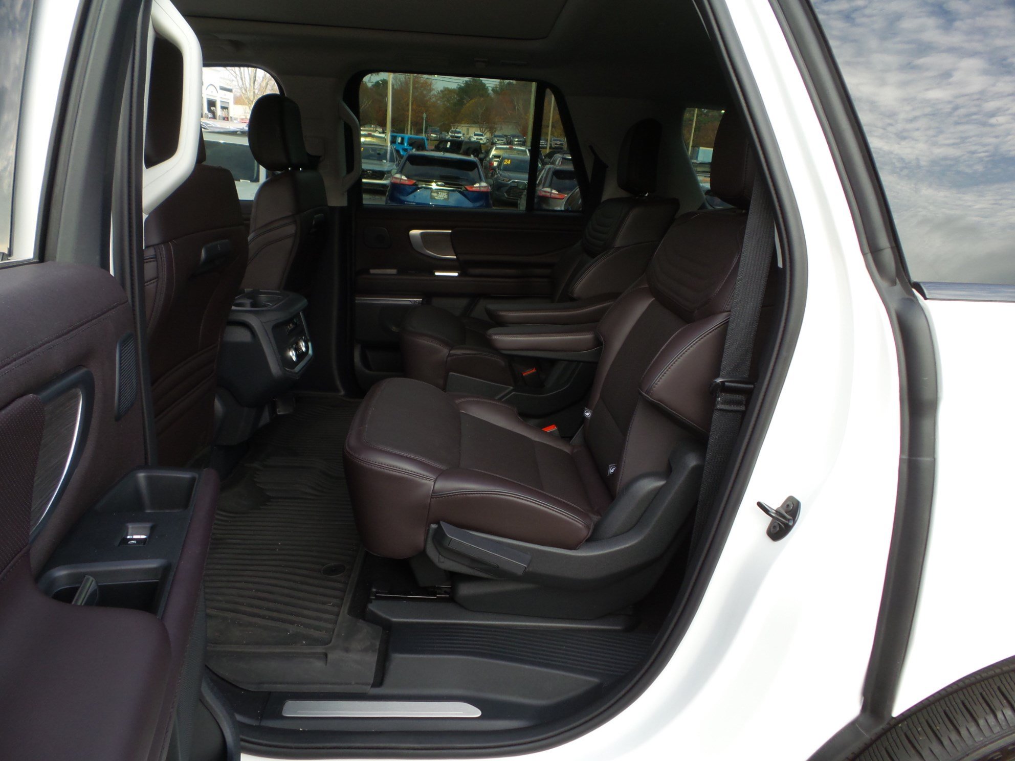 Used 2025 Ford Expedition Max Platinum w/ Platinum Ultimate Package AWD/4WD image 34