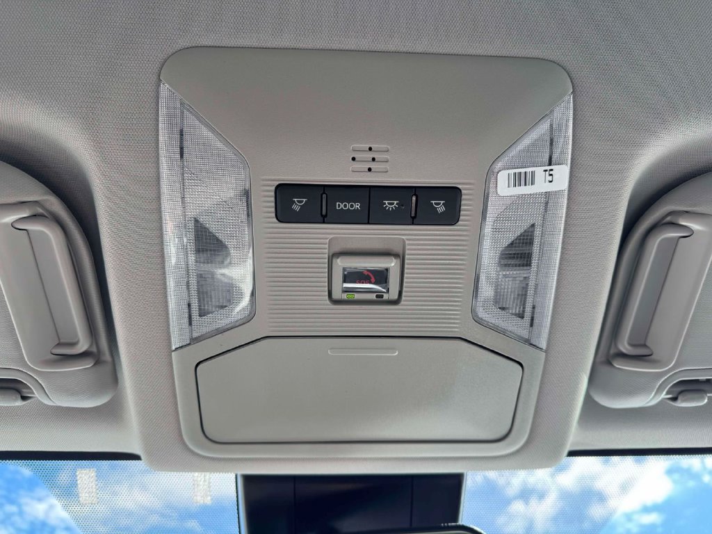 Used 2025 Toyota RAV4 XLE AWD/4WD image 32