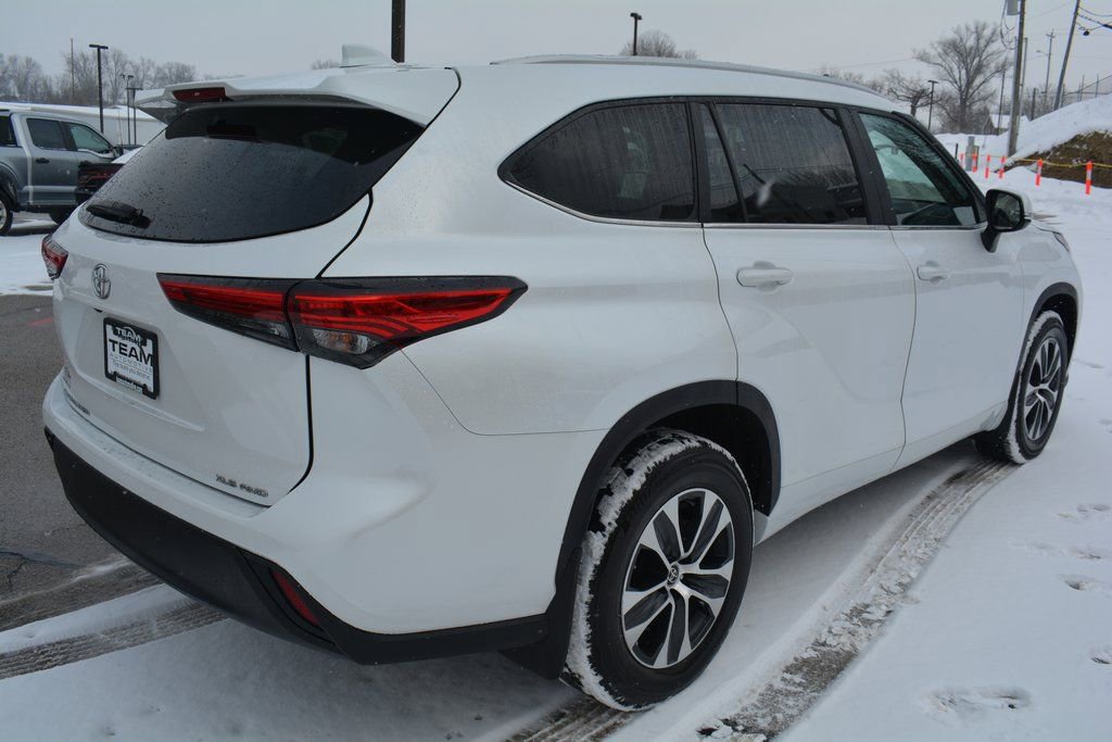 Used 2023 Toyota Highlander XLE image 5