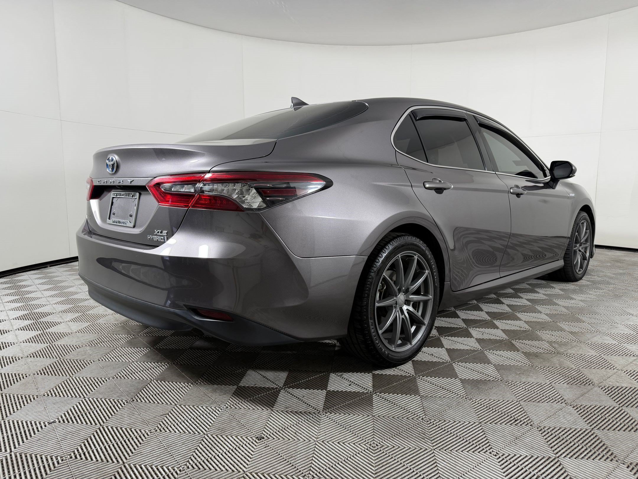 Used 2021 Toyota Camry XLE w/ Navigation Upgrade Package FWD image 9