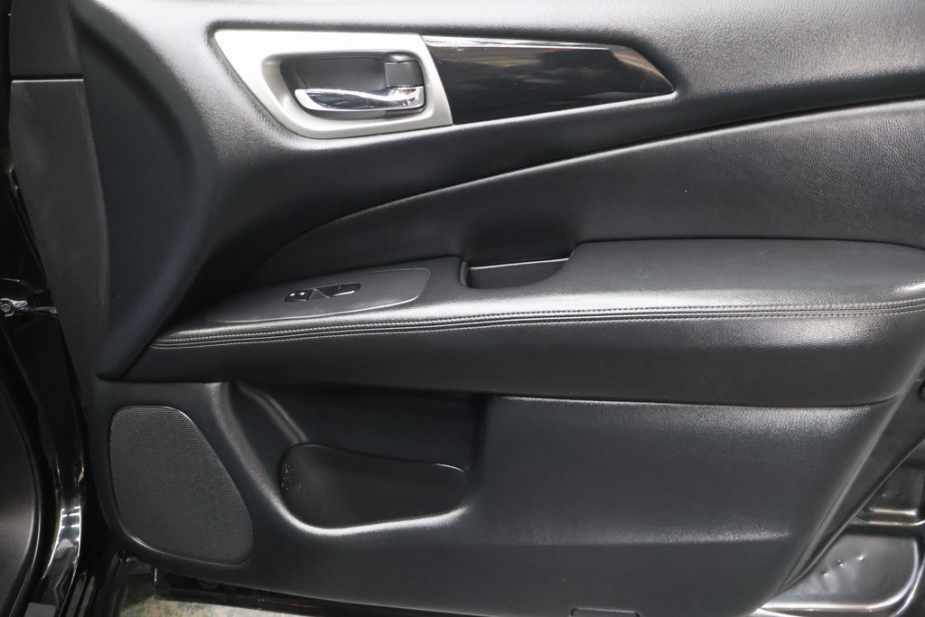 Used 2020 Nissan Pathfinder S image 12