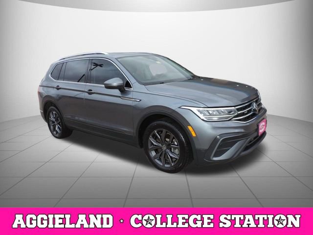 Used 2023 Volkswagen Tiguan SE w/ Panoramic Sunroof Package FWD image 3