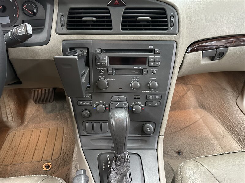 Used 2002 Volvo V70 Cross Country AWD/4WD image 19