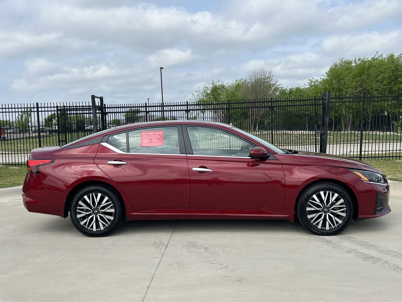 Certified 2025 Nissan Altima 2.5 SV w/ SV Premium Package image 3