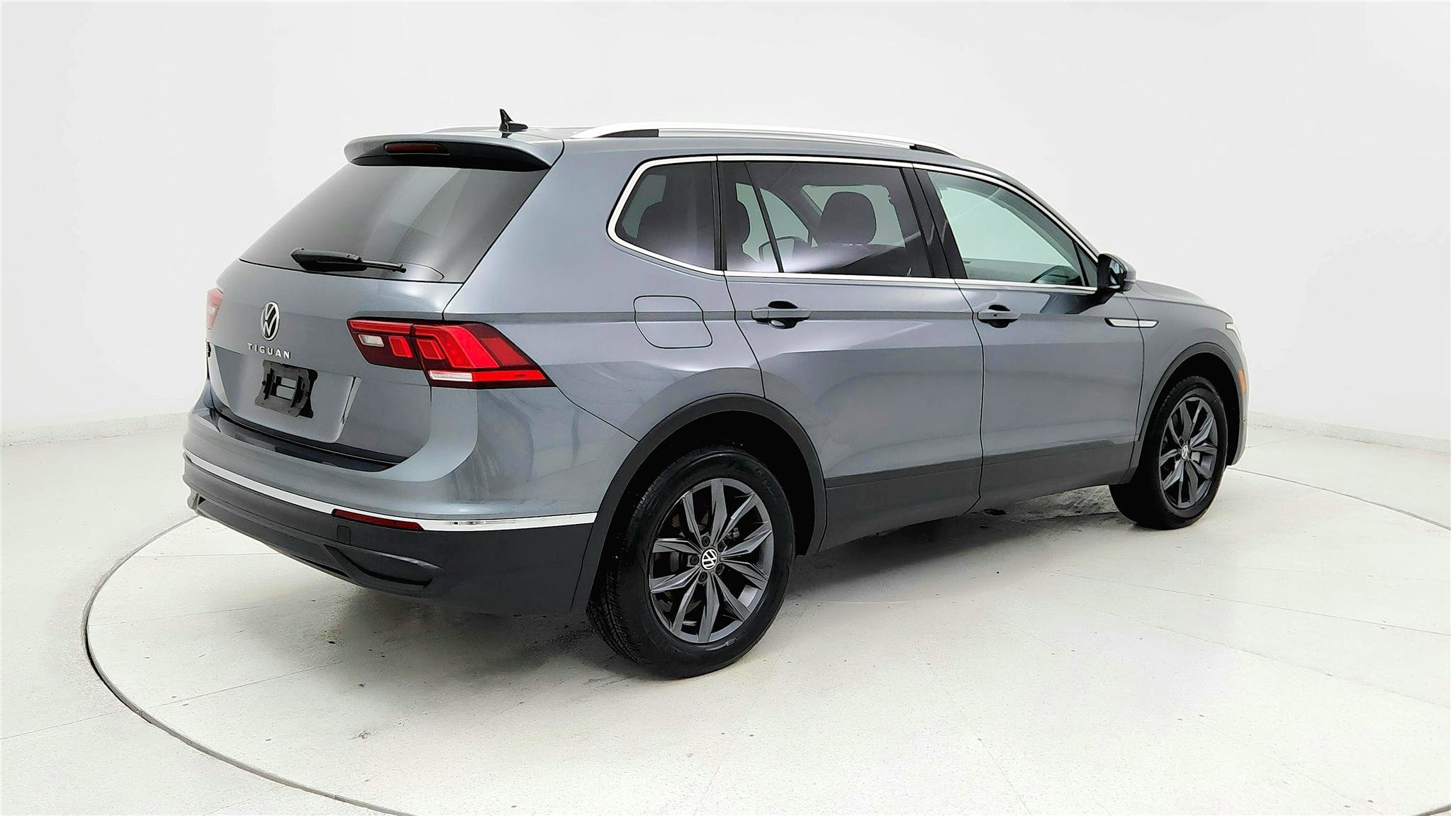 Used 2024 Volkswagen Tiguan SE image 5