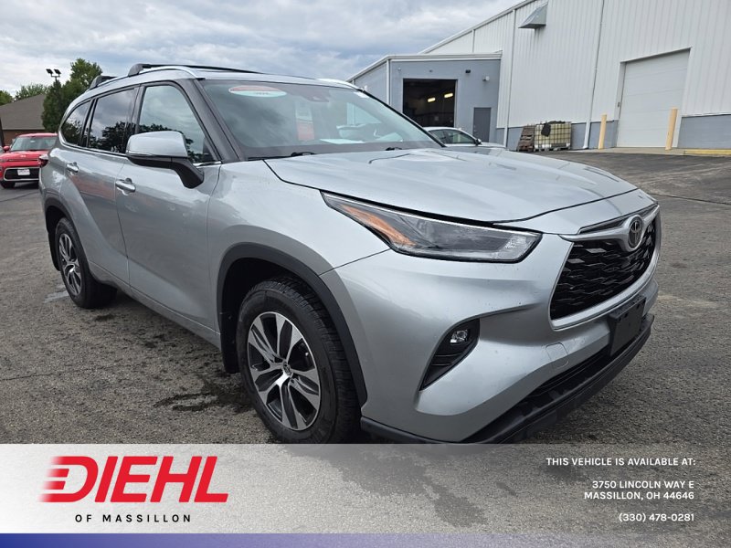 Used 2021 Toyota Highlander XLE AWD/4WD image 1