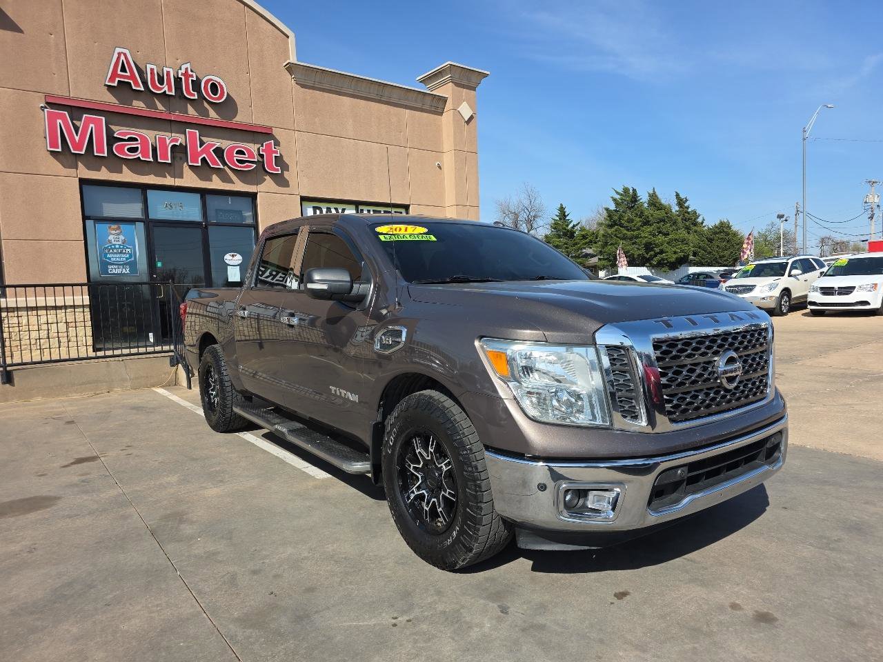 Used 2017 Nissan Titan SV image 3