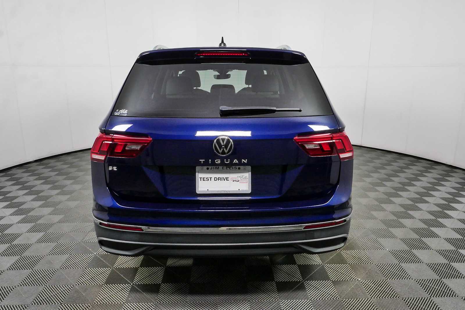 Certified 2023 Volkswagen Tiguan SE w/ Panoramic Sunroof Package FWD image 31